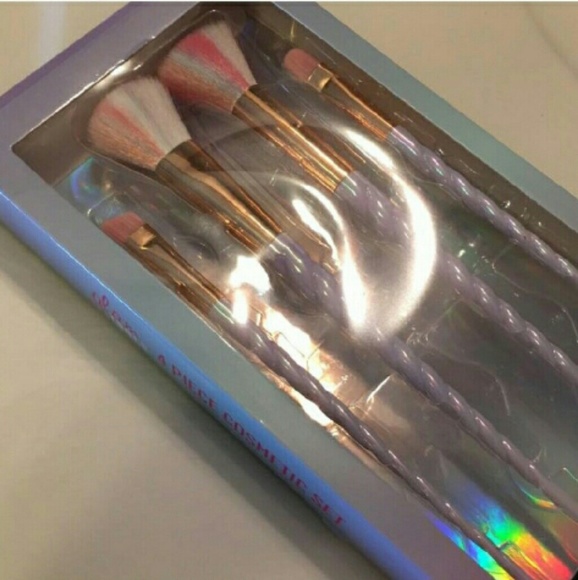 Other - 🎠NWOT🎠4 Count Fluffy Unicorn Brushes🎠